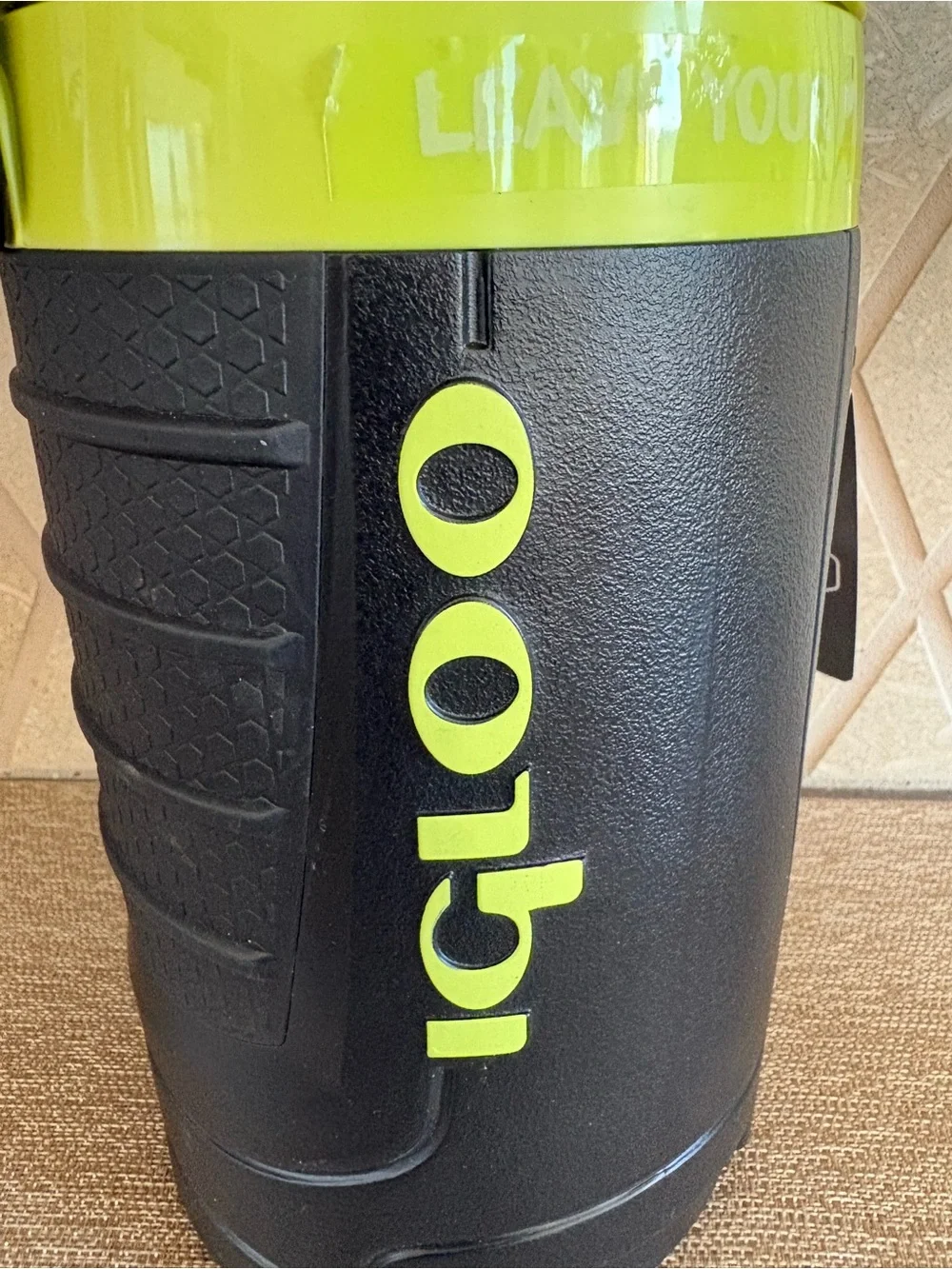 Igloo Proformance 1/2 Gallon Sport Jug With Hooks Black & Yellow 2 Quarts NEW